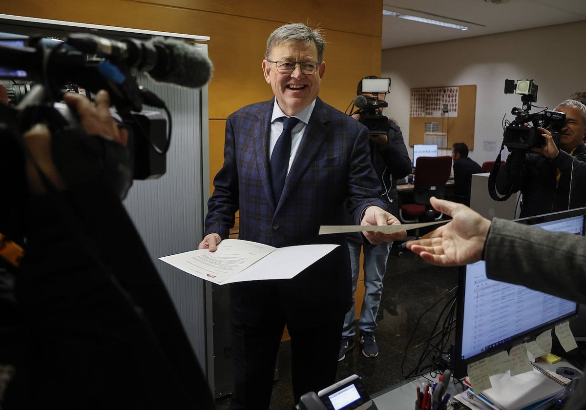 Imagen del expresidente de la Generalitat Valenciana Ximo Puig, este lunes, renunciando al acta de diputado en las Cortes Valencianas