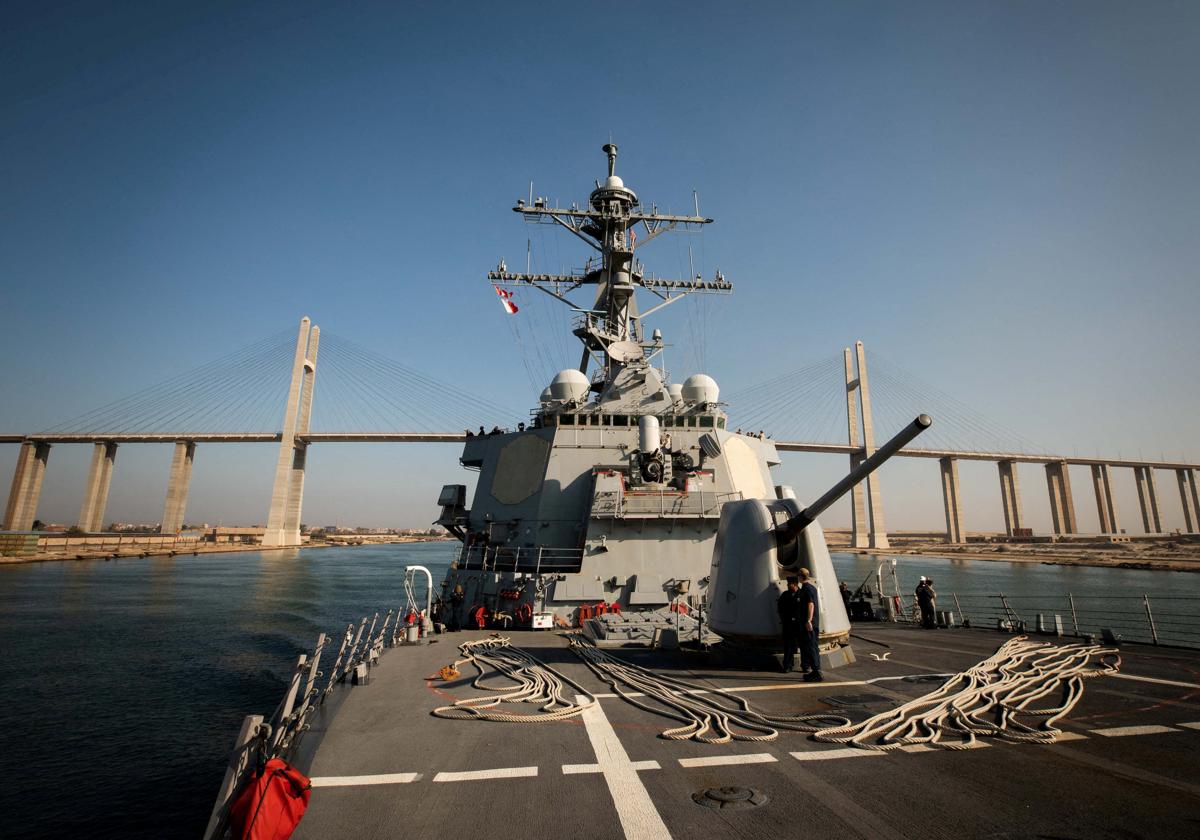 Un destructor de los EE.UU. cruza el Canal de Suez el pasado octubre