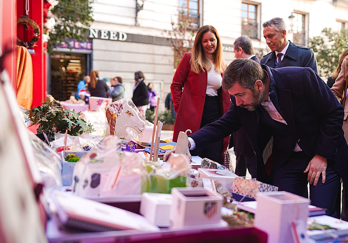 Los consejeros M.Á. García, Carlos Novillo y Ana Dávila visitan el mercadillo