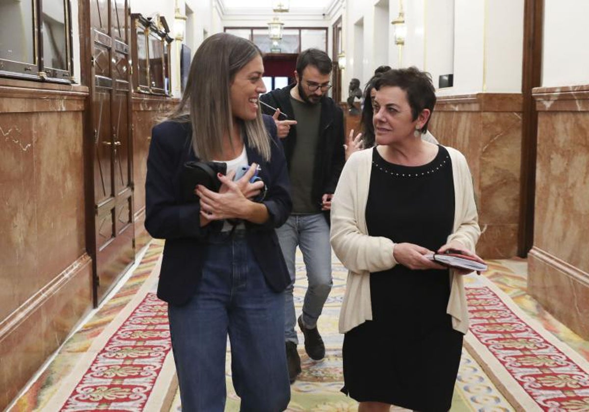 Las portavoces de Junts per Catalunya y Bildu, Míriam Nogueras y Mertxe Aizpurúa, en los pasillos del Congreso