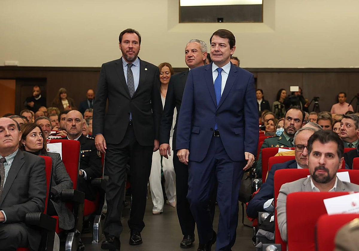 El ministro Óscar Puente asistió ayer a la toma de posesión del nuevo delegado del Gobierno, Nicanor Sen. En la imagen, junto al presidente de la Junta, Alfonso Fernández Mañueco