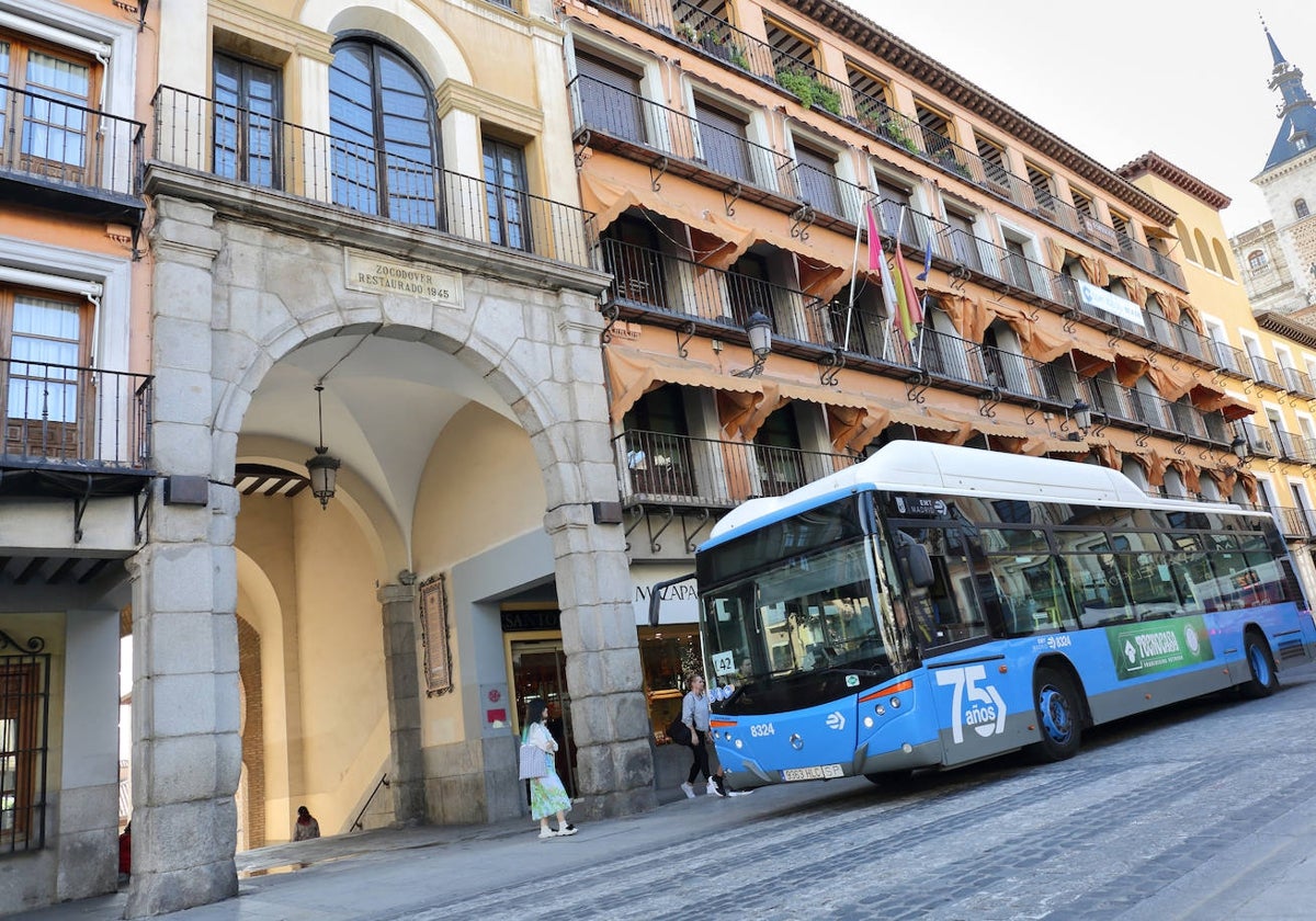 Uno de los autobuses cedidos a Toledo por el Ayuntamiento de Madrid