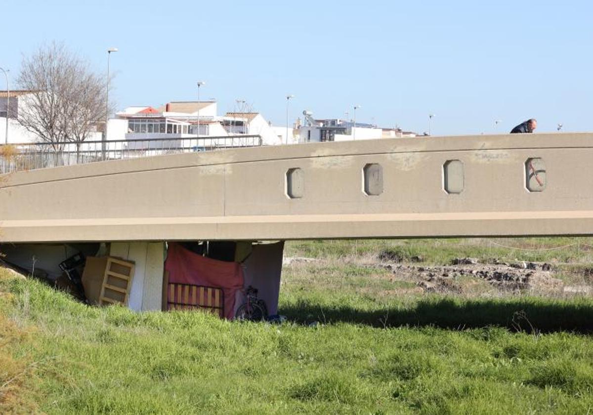 Chabola debajo de la pasarela en el interior de Cercadilla