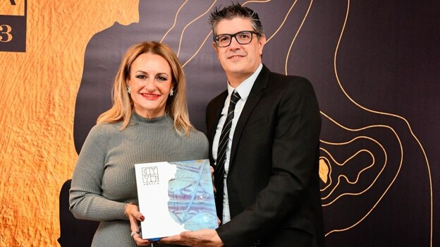 La consellera Nuria Montes, junto a Alex Fratini, vicepresidente y portavoz de Abreca, con uno de los Premios Bahía de Oro.