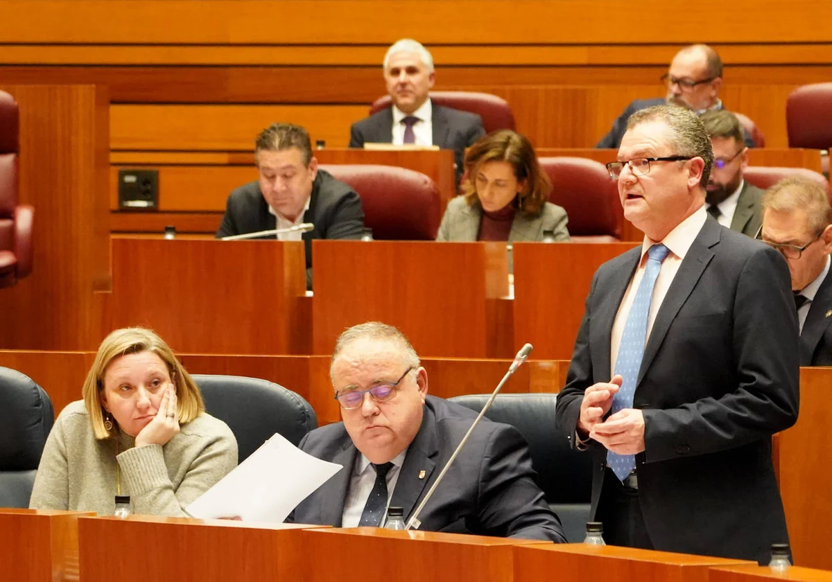 El consejero de Agricultura y Ganadería, Gerardo Dueñas, durante su intervención en el Pleno de las Cortes de Castila y León