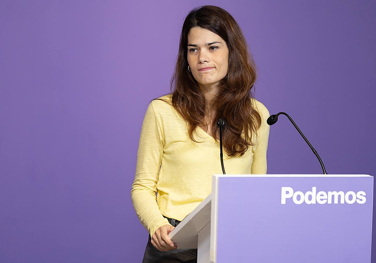 La portavoz de Podemos, Isa Serra, durante una rueda de prensa, el pasado octubre en la sede morada