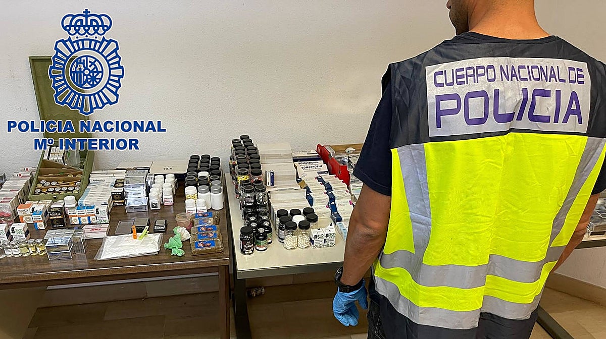 Imagen de las sustancias anabolizantes y estupefacientes requisadas al autor del delito