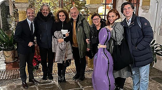 Ana Belén, con otros miembros de 'Romeo y Julieta despiertan...' en Bodgas Campos