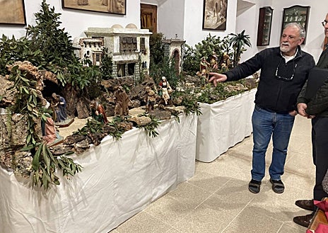Imagen secundaria 1 - En la fotografía de arriba, un nacimiento y tras él, las imágenes del Niño jesús y el Pastorcillo Divino. Debajo a la izquierda, otros dos belenes de la muestra. A la derecha, un original pesebre