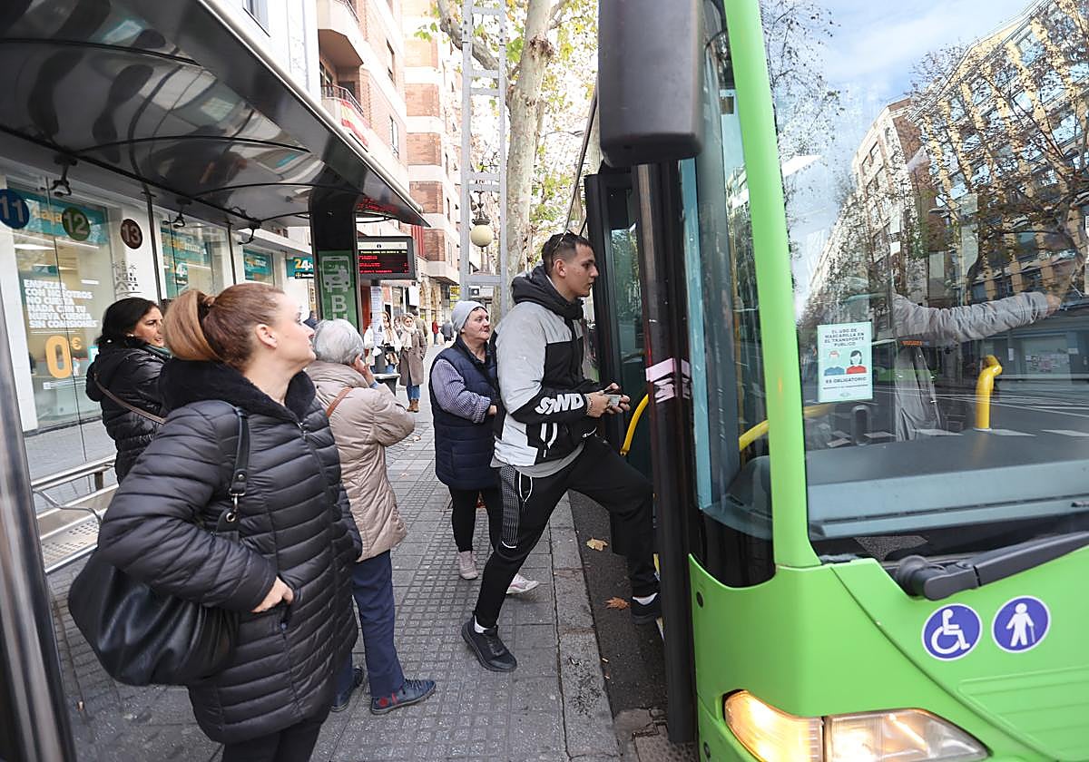 Varias personas subiéndose a un bus de Aucorsa en Ronda de los Tejares