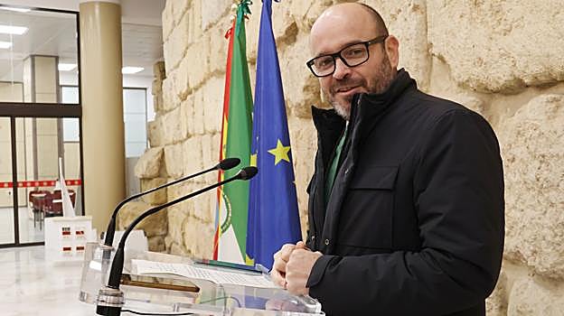 El presidente de Aucorsa, el concejal Bernardo Jordano, durante su comparecencia de este miércoles