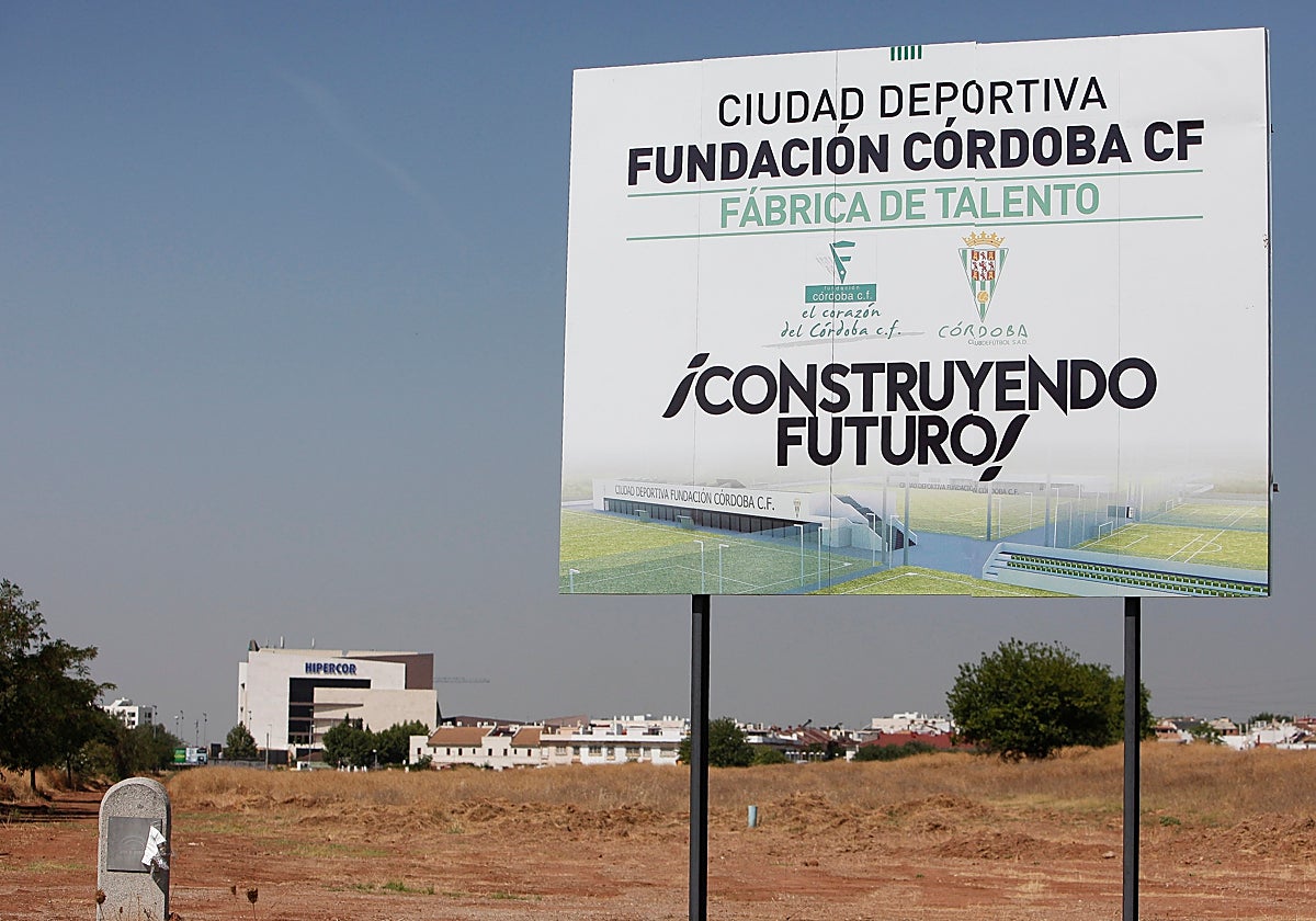 Un cartel en la Ciudad Deportiva del Parque del Canal que pretendía construir el club