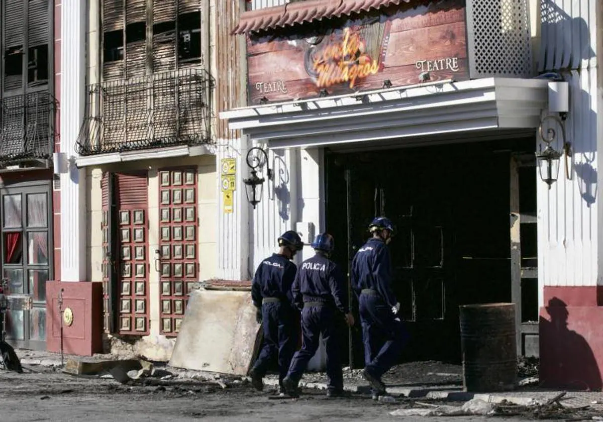 El vídeo de la Policía que confirma que quema la máquina de fuego frío de  la sala Teatre de Murcia