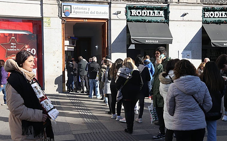 Imagen principal - Vendedores ambulantes de lotería alrededor de las colas de las administraciones del centro de Madrid