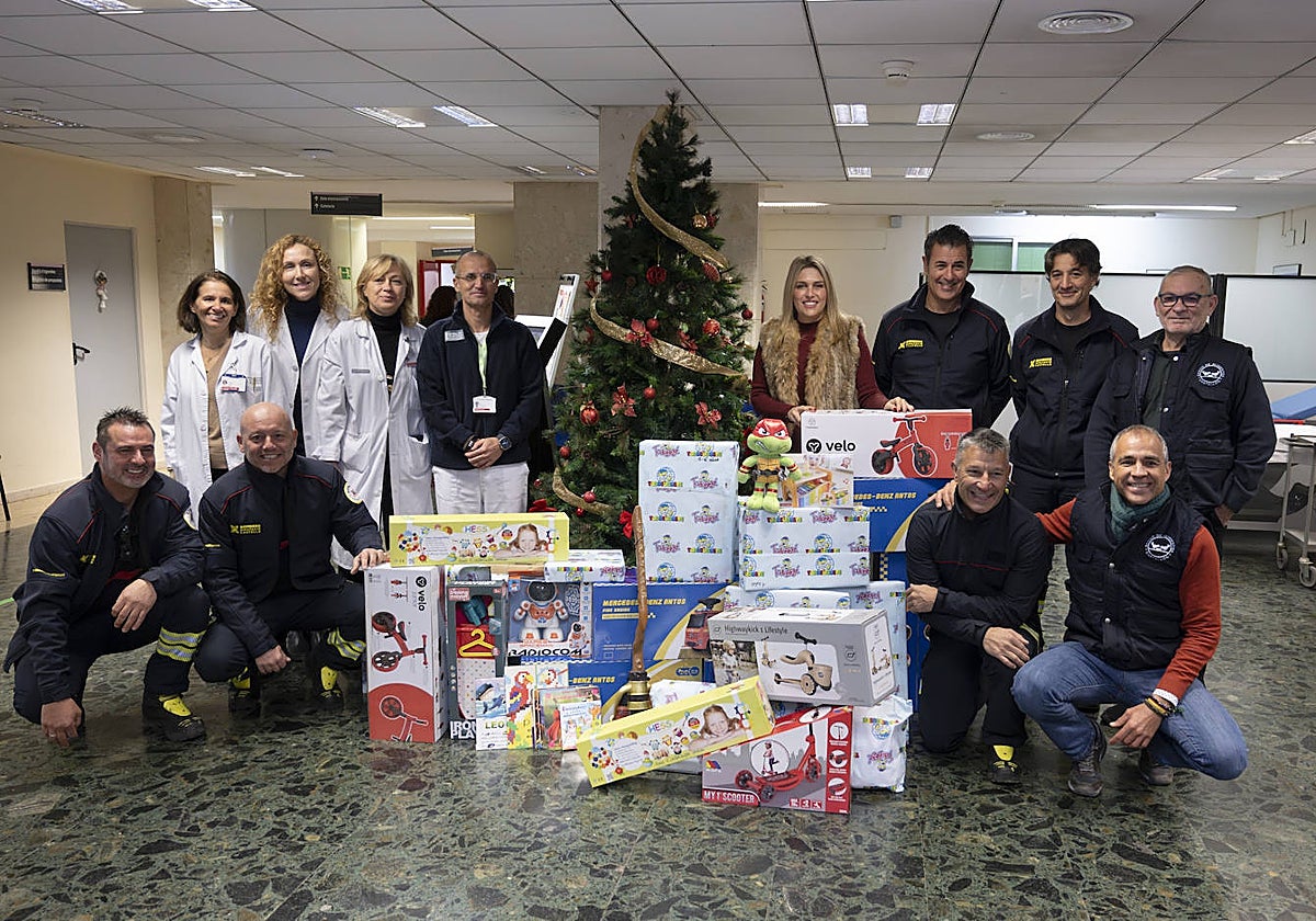 Imagen de la entrega de juguetes por parte de la Diputación de Castellón a los hospitales