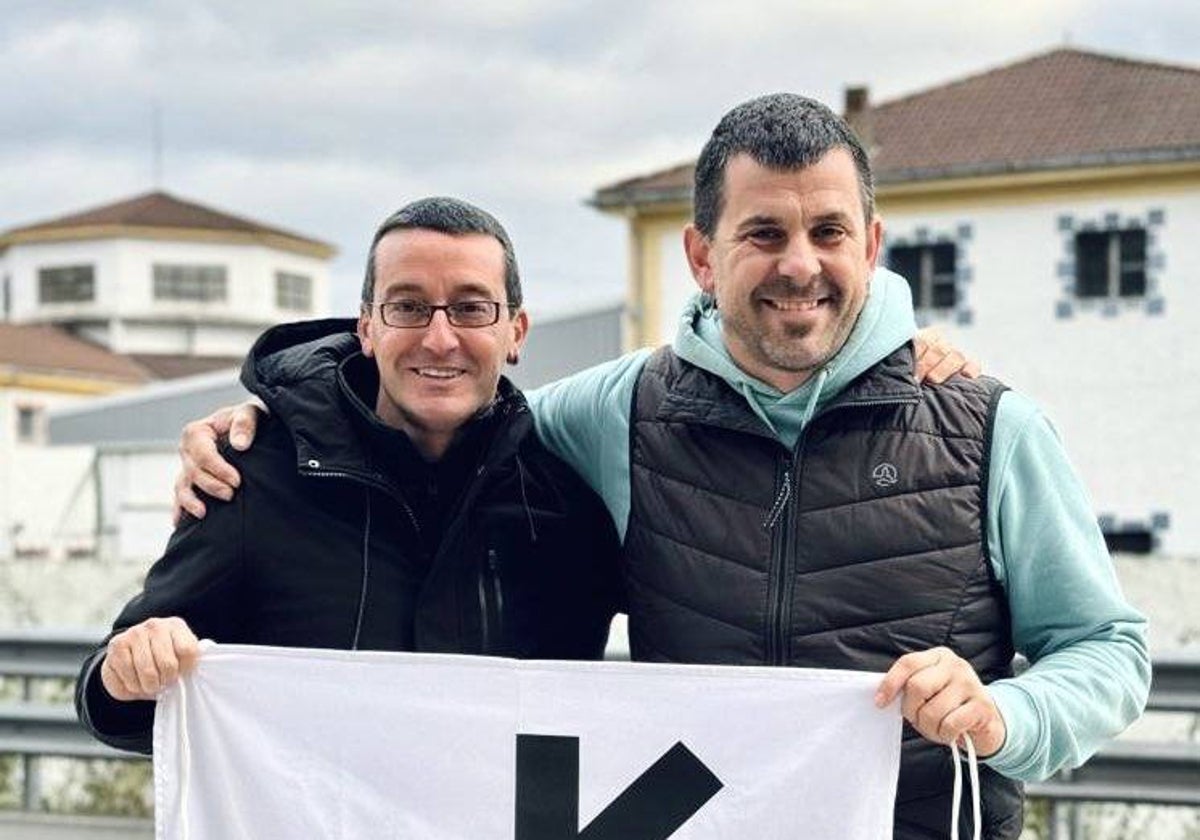 Gorka Loran y Gari Arruarte posan con una bandera a favor de los presos de ETA