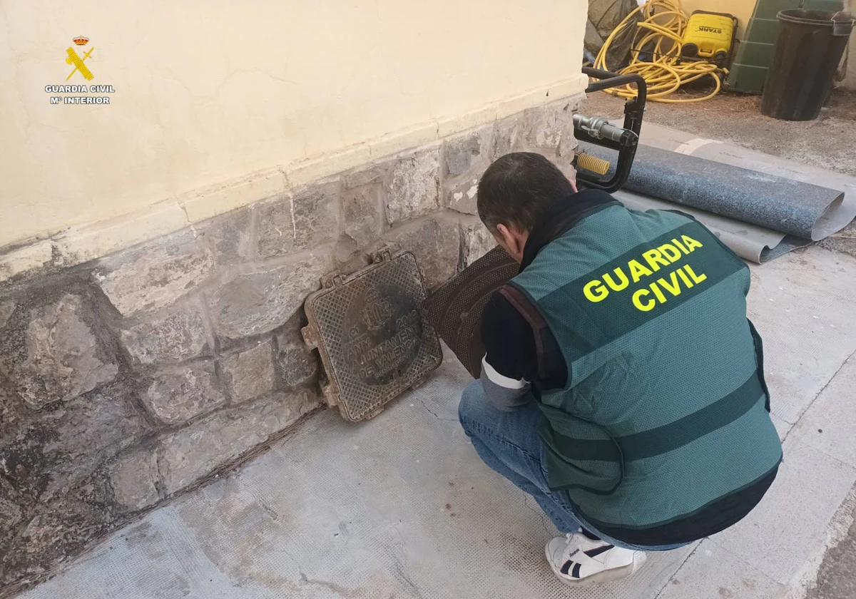 Imagen de la Guardia Civil con una de las arquetas sustraídas en Valencia capital