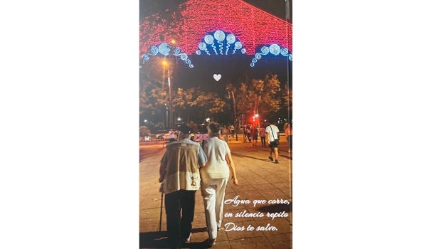 El poeta y su esposa caminan en la noche talaverana, imagen de la contraportada del libro