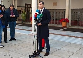 Juanma Moreno valora la aprobación «en tiempo y forma» de los Presupuestos andaluces «con la que está cayendo en España»