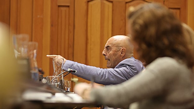 Antonio Hurtado (PSOE) en un momento de su intervención por las ordenanzas fiscales