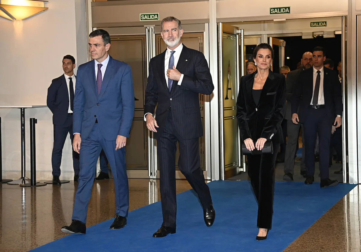 Los Reyes y Pedro Sánchez, antes de comenzar el concierto