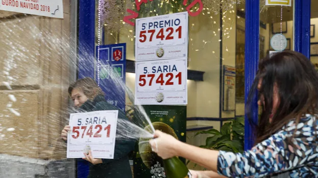 Las loteras de Ledesma, en Bilbao, celebran que han repartido un pellizco del quinto premio