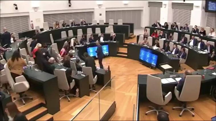 Imágenes del momento en el que Ortega Smith lanza una botella a Rubiño