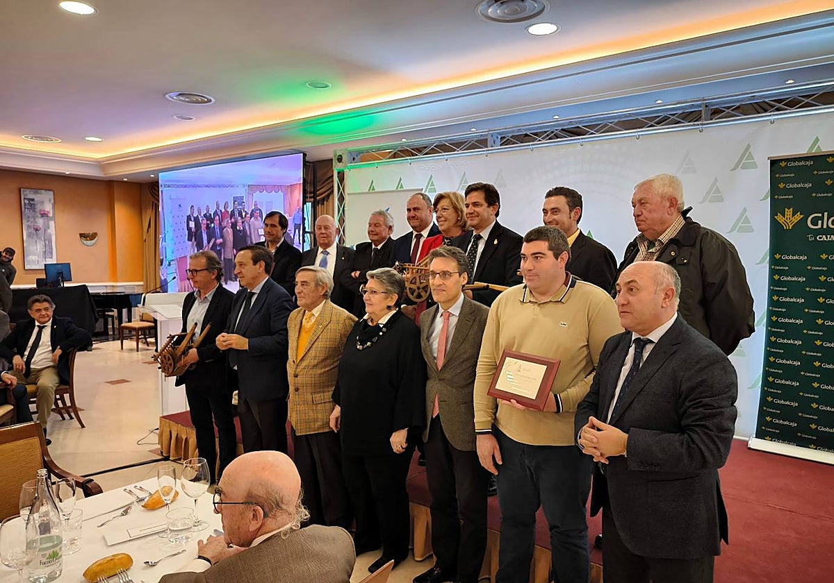 Responsables de la organización agraria con algunos de los galardonados con la Insignia de Oro