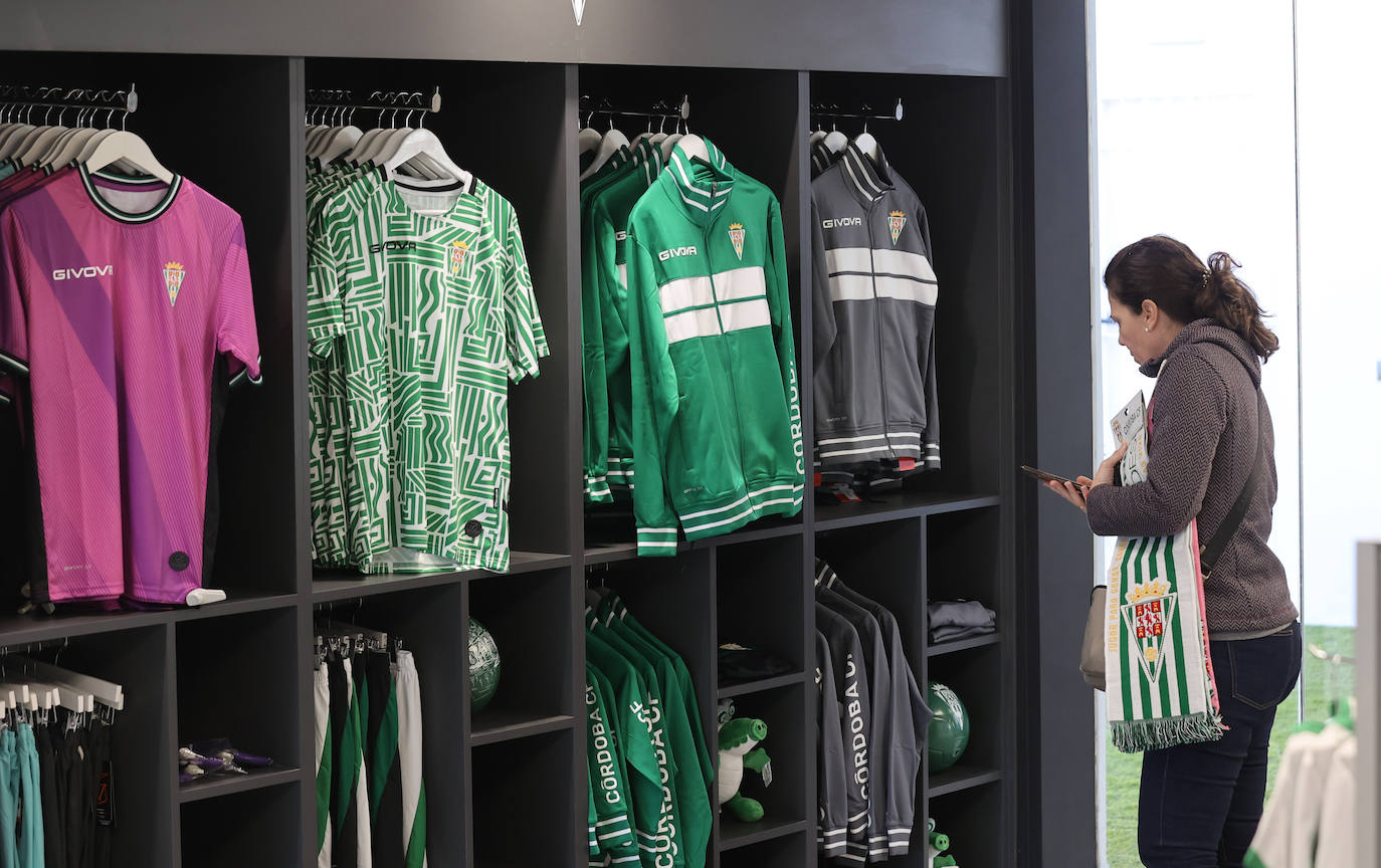 Fotos: las mejores imágenes de la inauguración de la tienda del Córdoba CF en El Arcángel