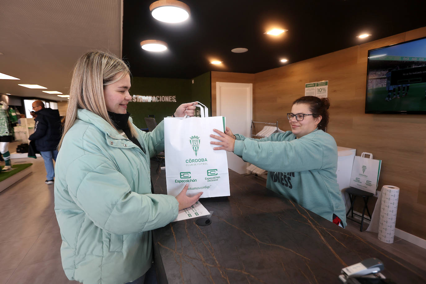 Fotos: las mejores imágenes de la inauguración de la tienda del Córdoba CF en El Arcángel