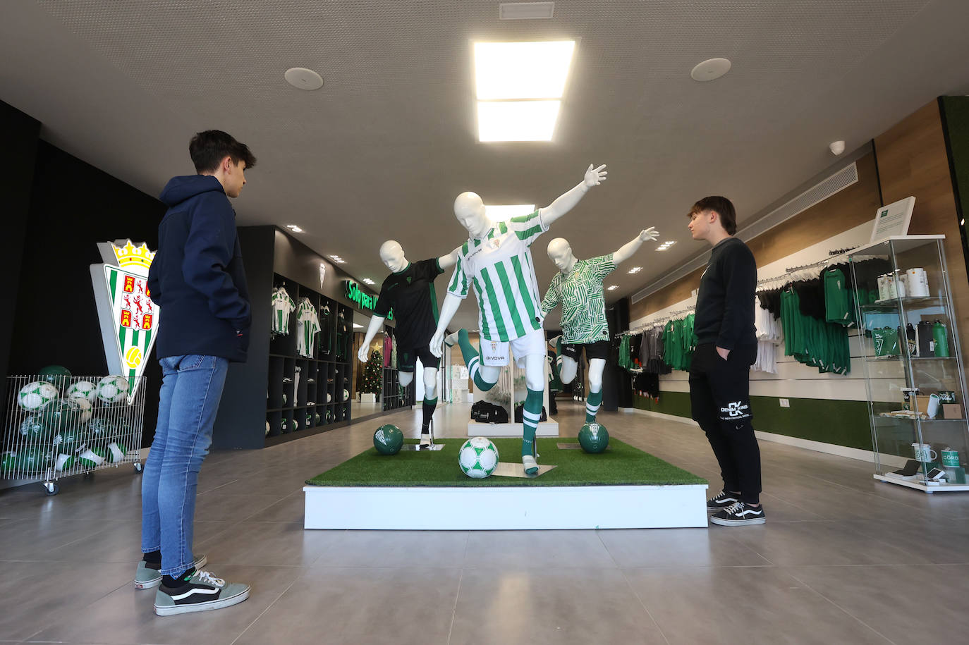 Fotos: las mejores imágenes de la inauguración de la tienda del Córdoba CF en El Arcángel