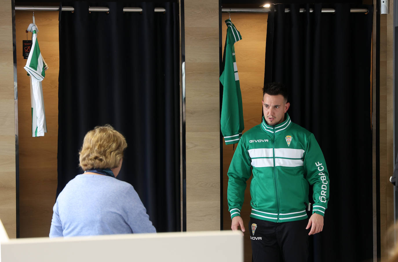 Fotos: las mejores imágenes de la inauguración de la tienda del Córdoba CF en El Arcángel