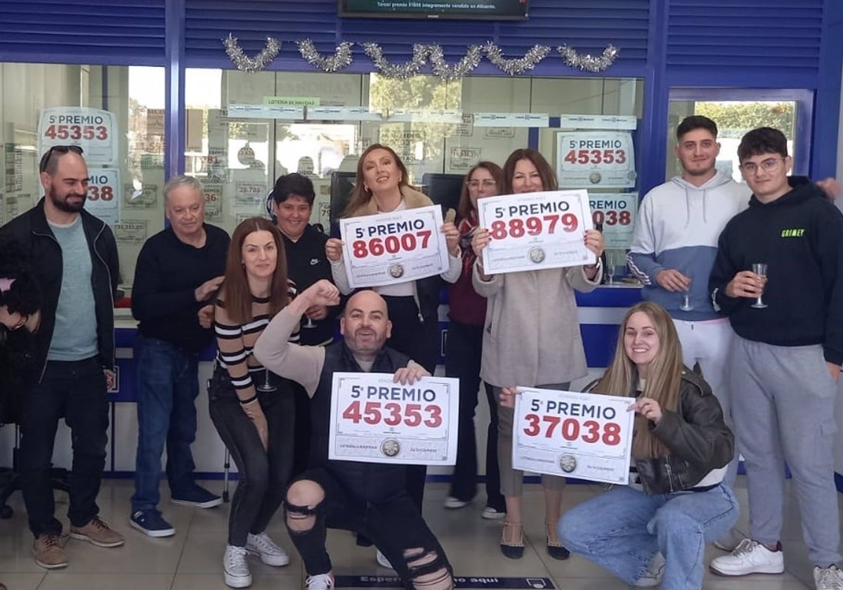 El lotero de Las Norias de El Ejido celebra los cuatro quintos premios del sorteo de Navidad.