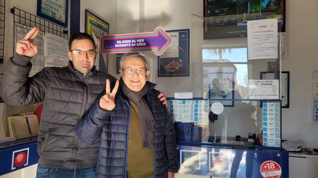 Carlos Ortiz con su padre, Rafael Ortiz, conocido como Bartolo, en el despacho de la avenida de la Estación de Puente Genil