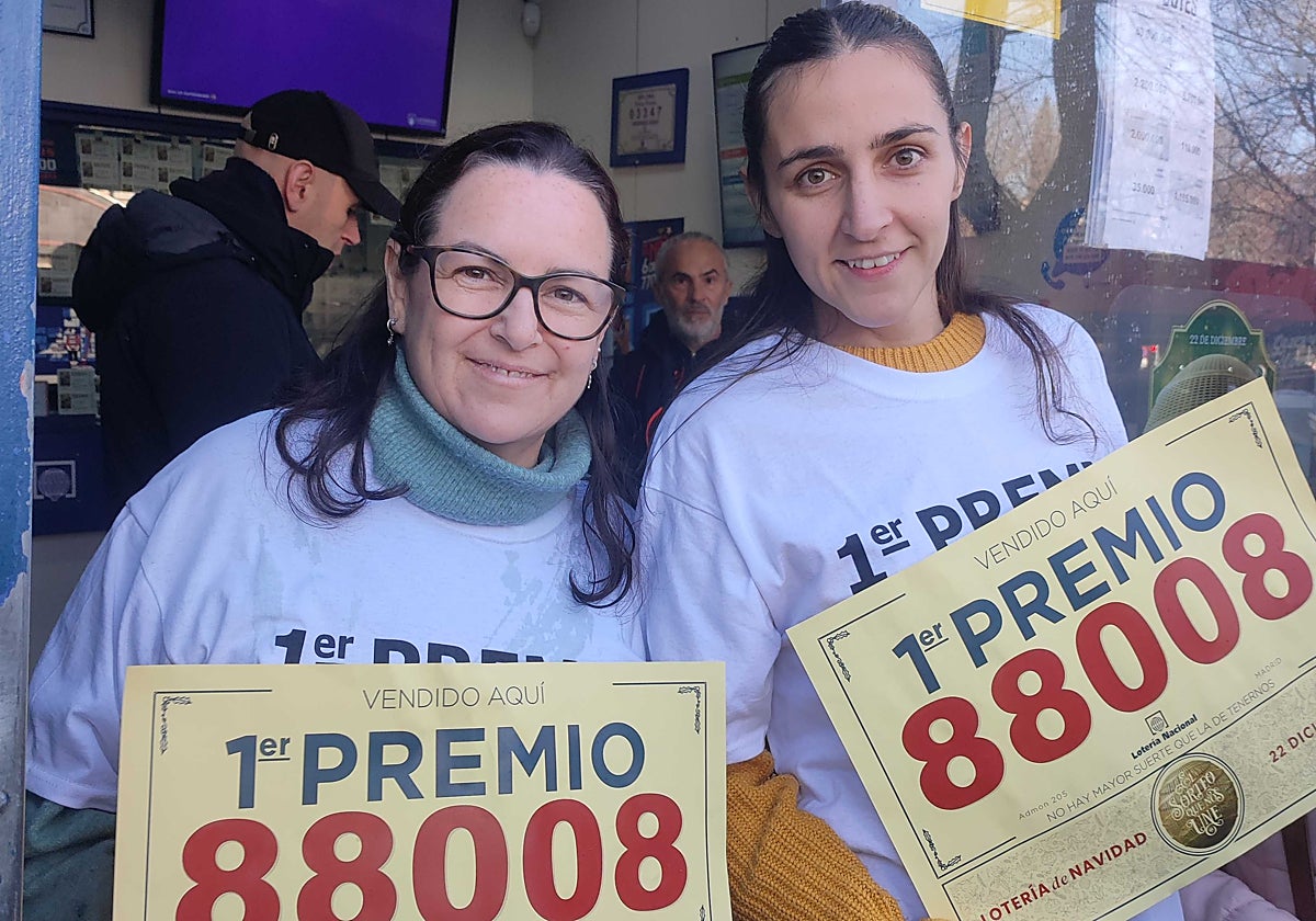 A la izquierda, Rocío Arias, dueña de la administración agraciada con el Gordo en Madrid. Junto a ella, Rocío Gutiérrez, su única empleada