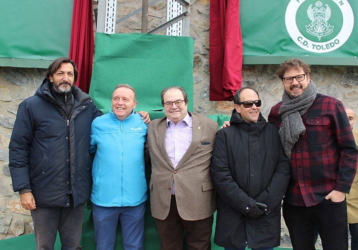 De izquierda a derecha: Joaquín Sánchez-Garrido, presidente del CD Toledo; César Jimeno, responsable de Acción Social de CaixaBank; Fernando Núñez Rebolo, propietario y presidente de la Fundación Club Deportivo Toledo; José Martínez, presidente del Consejo Territorial de la ONCE en Castilla-La Mancha; y Andrés Martínez, presidente del Grupo de Entidades Sociales Cecap
