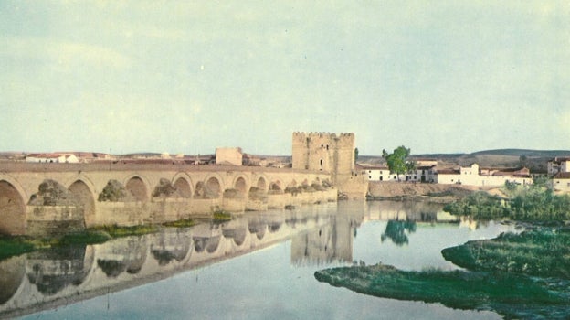 Vista general del Puente Romano y La Calahorra de 1957.