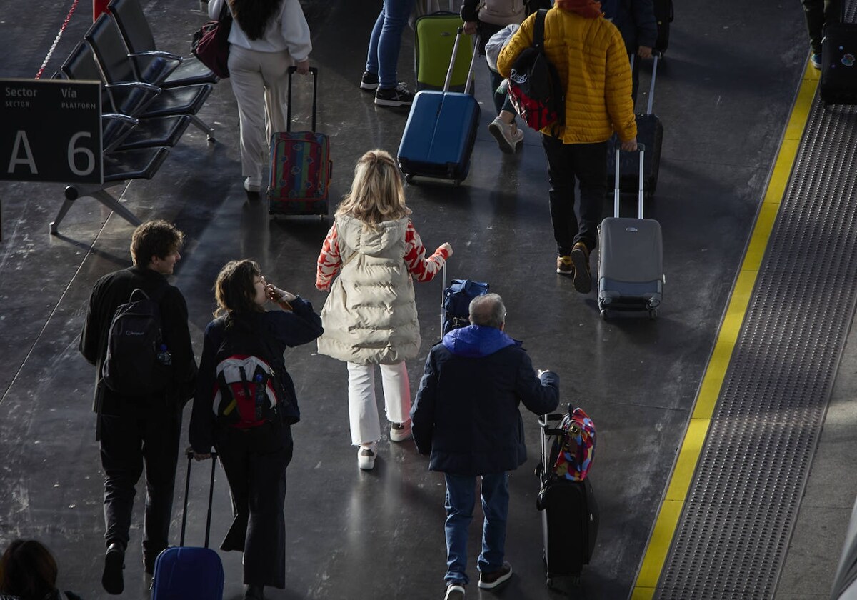 Imagen de archivo de personas en un aeropuerto