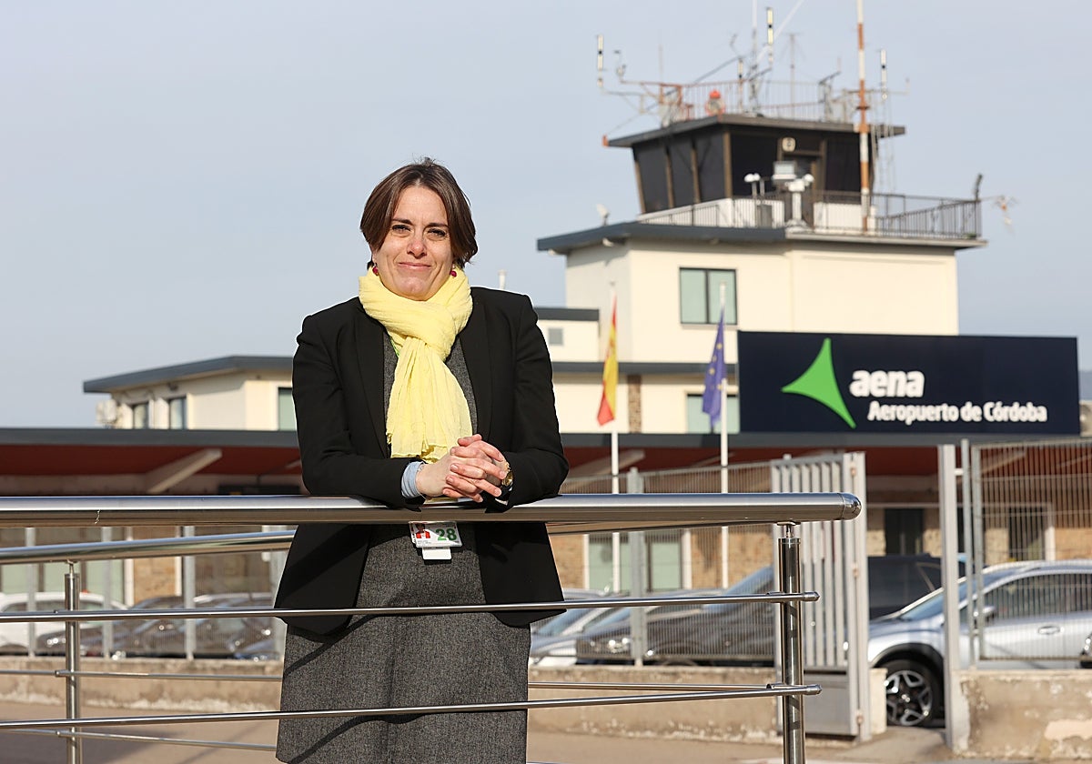 Sonia Martín, directora del Aeropuerto de Córdoba, junto al acceso al aeródromo