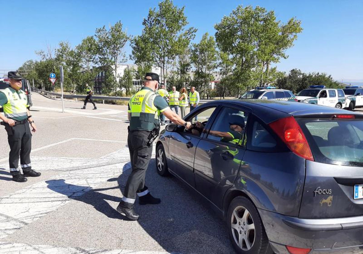 Imagen de archivo de un control de alcoholemia de la Guardia Civil