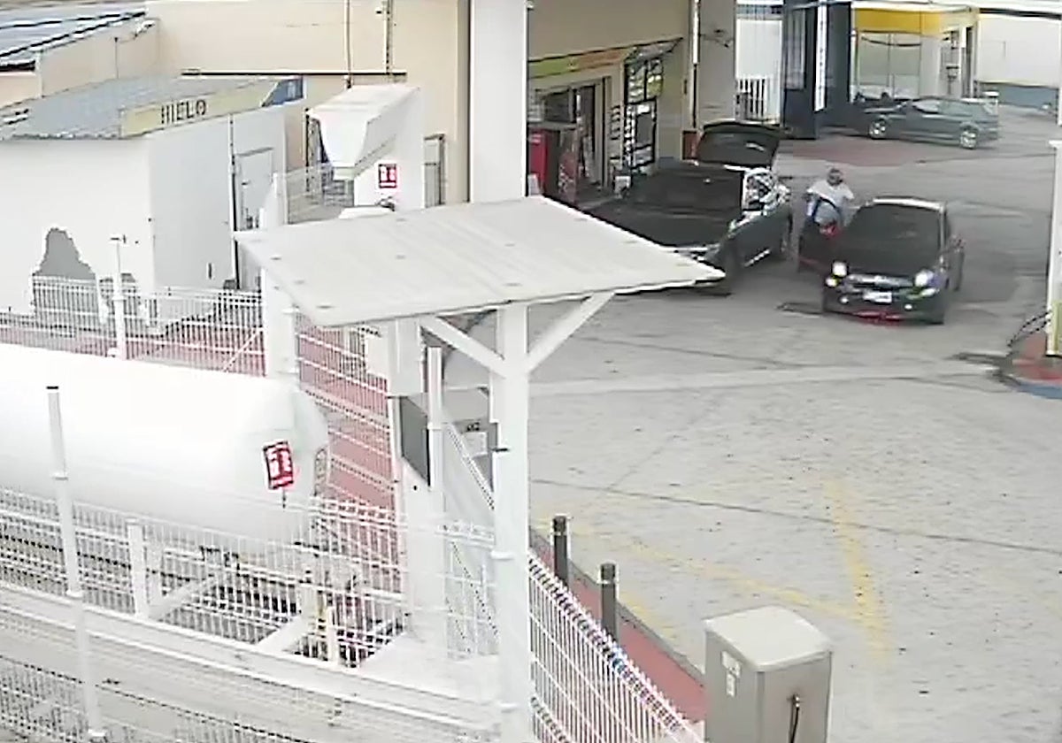 Un momento del atraco perpetrado en la gasolinera