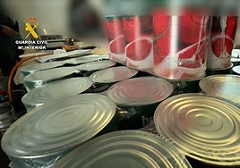 Sorprenden a cuatro hombres envasando cien kilos de marihuana en latas de tomate en conserva