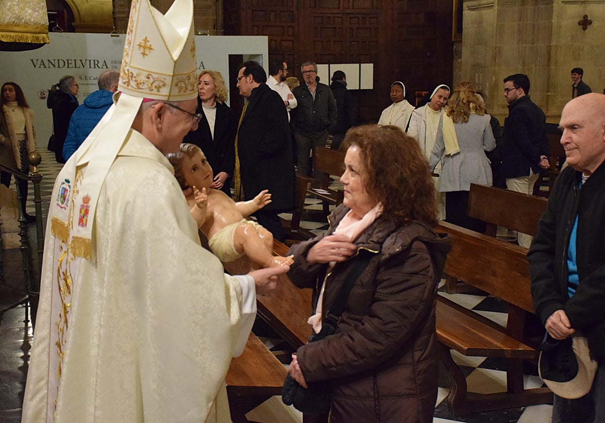Tras la Misa del Gallo el Obispo ofrece al Niño para su veneración