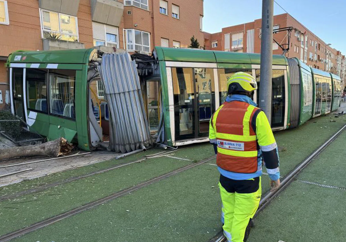 Los operarios trabajan en el lugar del accidente entre un tranvía y una furgoneta en Parla