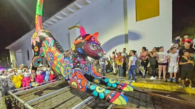 Una pieza original montada en Honduras que recuerda a los Ninots valencianos.