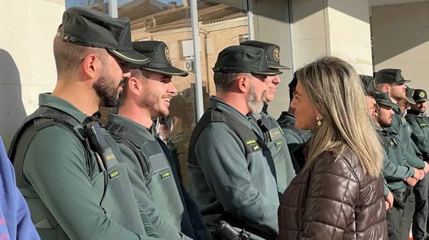 Tolón conversa con uno de los agentes