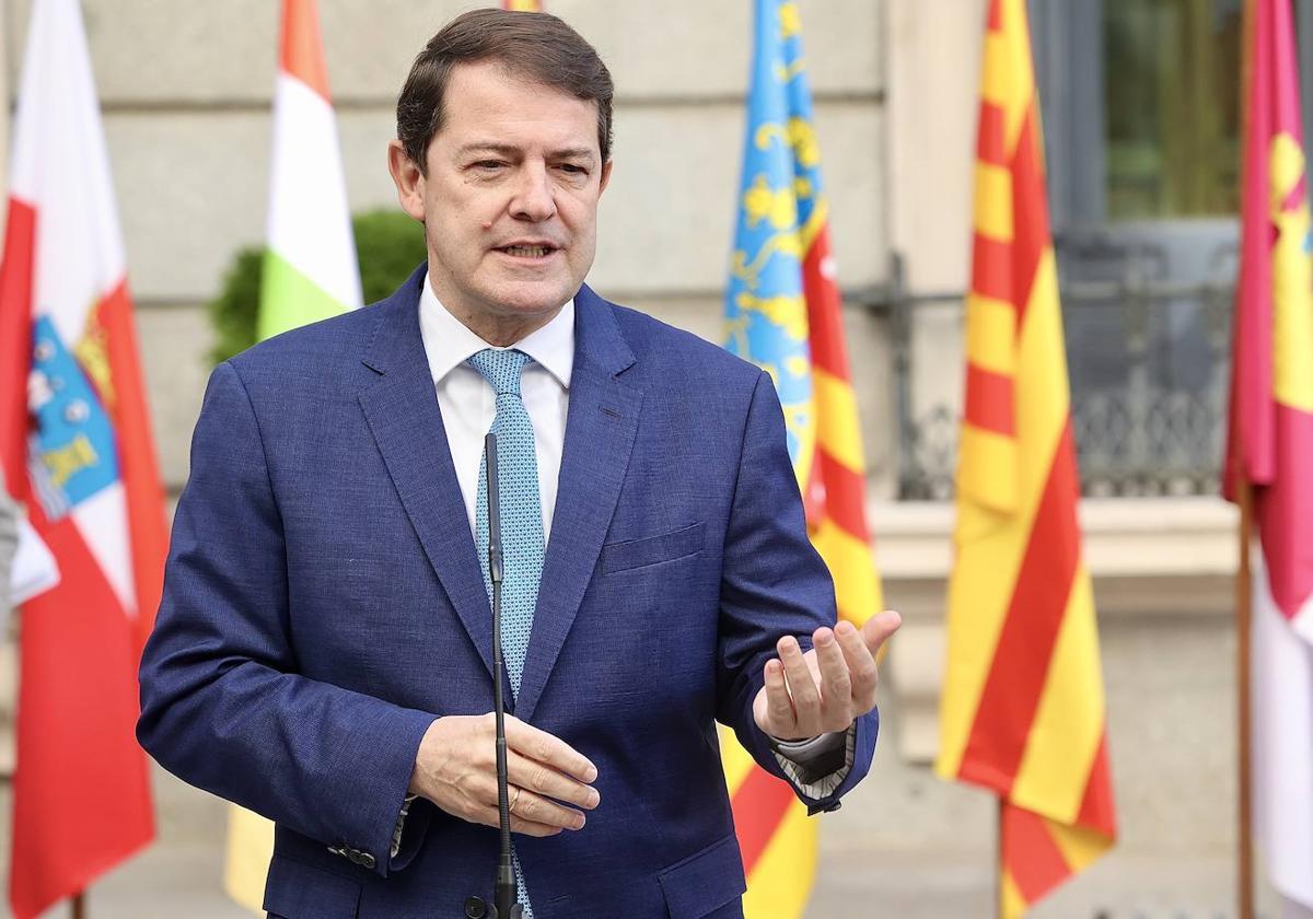 El presidente de la Junta de Castilla y León, Alfonso Fernández Mañueco, durante la recepción con motivo del acto conmemorativo del día de la Constitución en el Congreso de los Diputados