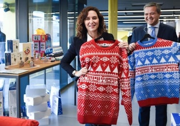 El jersey navideño de Ayuso, el objeto más vendido en la historia de la tienda del Metro