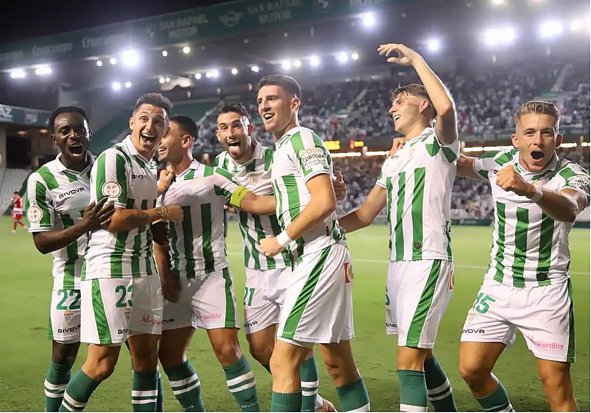 Los jugadores del Córdoba celebra un gol en El Arcángel