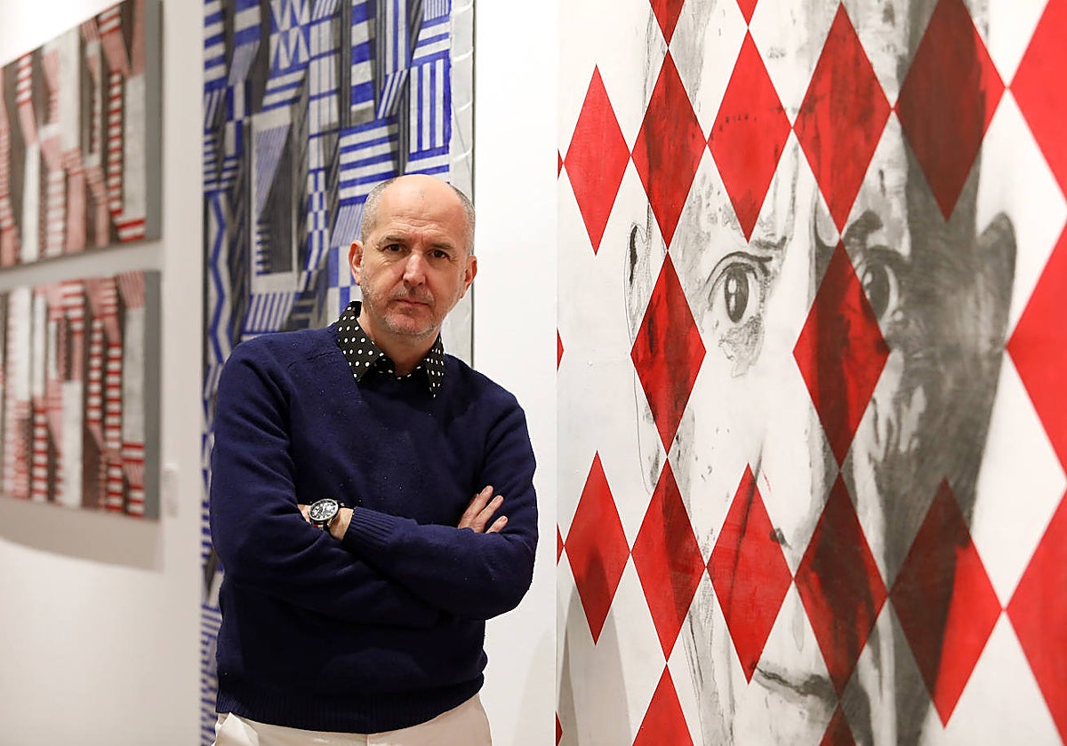 Roberto Campos, junto a su obra 'Apócrifo (he), en el Museo de Santa Cruz